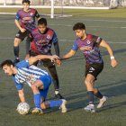 Diversos jugadors del Tàrrega proven de prendre la pilota a un rival en un moment del partit d’ahir.