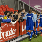 Neyder Lozano, contrariat, encapçala els jugadors que es van atansar a saludar l’afició.