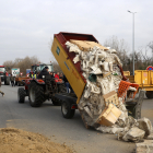 Un tractor llança runa per tallar el pas a l’A-9.