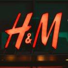 El logo de H&M.