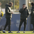 Xavi Hernández, amb membres del seu staff tècnic, durant l’entrenament d’ahir.