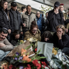 Els israelians ploren durant el funeral del soldat mort dilluns a la Franja de Gaza.