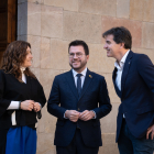 El president de la Generalitat, Pere Aragonès, ahir flanquejat per Laura Vilagrà i Sergi Sabrià.