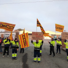 Els treballadors protestant davant l’empresa durant el primer dia de la vaga.