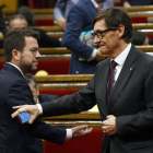 Pere Aragonès i Salvador Illa se saluden després de finalitzar el ple del Parlament ahir.