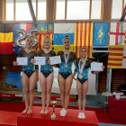 Les gimnastes del Gimnàstic Lleida amb les medalles i diplomes.