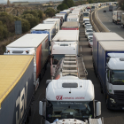 El bloqueig del pas fronterer a la Jonquera va generar grans retencions. Els pagesos francesos bloquegen les principals carreteres de tot el país amb tots els seus mitjans.