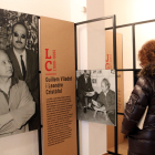 Una visitant ahir a l’exposició ‘Guillem Viladot i els creadors de Ponent’ a Lo Pardal d’Agramunt.
