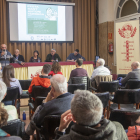 Taula redona ahir amb diversos ponents a l’Ateneu de Tàrrega.