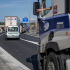 Camions circulant ahir per l’AP-7 a la Jonquera després de la reobertura després de 24 hores tancada.