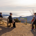 Excursionistes a l’ermita de Montalegre, a Vilanova de la Sal, observen el mar de boira.