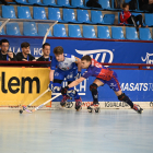 Sergi Duch i Oriol Llenas pugnen pel control d’una bola durant el partit disputat ahir a Les Comes.