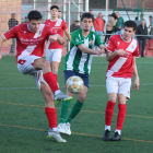 Un jugador de l’Artesa de Segre refusa una pilota davant la pressió d’un rival.