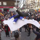 Manifestants van mantejar ninots de Sánchez i Puigdemont al carrer Ferraz.