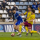 Bakero, que va marcar un gol, intenta superar dos jugadors de l’Alzira.