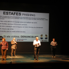 Actors sèniors de l’Aula de Teatre durant una activitat conjunta amb els Mossos per fer prevenció sobre les estafes.