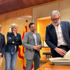 L’alcalde de Lleida, Fèlix Larrosa, va firmar al Llibre d’Honor de l’ajuntament de Tarragona.