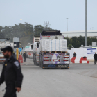 Una cua de camions amb subministraments a la frontera gaziana.