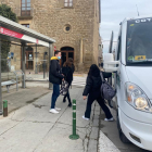 Bus a demanda a la Segarra ■ 120.000 viatgers han utilitzat el transport regular a demanda a la Segarra des que es va implantar el 2017. El servei té 19 rutes que donen cobertura a 100 pobles. L’increment d’usuaris el 2023 va ser del 9%, amb 2 ...