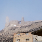 Una vista la setmana passada de les restes del castell medieval des dels carrers de Castelló de Farfanya.