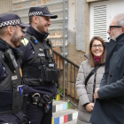 Fèlix Larrosa i Cristina Morón, parlant amb dos policies locals.