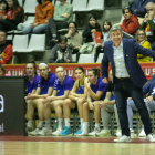 Fabián Téllez dona instruccions durant l’últim partit a Girona.