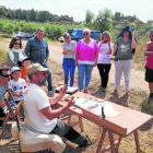 Membres de l’estació ornitològica El Parapeu durant una de les seues activitats.