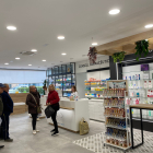Primers clients a la nova farmàcia d’Almacelles.