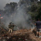 Bombers treballant en els incendis que assolen Xile.