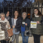 Algunes de les voluntàries amb les regidores Elena Pascuet (4a per l’esquerra) i Mònica Marquilles (2a per la dreta).