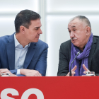 Pedro Sánchez i Pepe Álvarez, parlant ahir a l’executiva del PSOE.