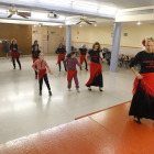 Dolors Pubill i Patrícia Rubio imparteixen classes de ball de garrotín a la Mariola.