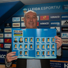 Vicente Javaloyes, director general del Lleida Esportiu, amb l’àlbum de cromos.