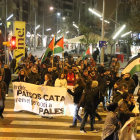 Protesta en favor del poble palestí ■ Mig centenar de persones es van concentrar ahir en una jornada de vaga parcial de dos hores al matí i de dos hores a la tarda en favor del poble palestí convocada per la CGT sota el lema Estimem Palestina, D ...