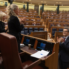 El ministre Félix Bolaños i la diputada lleidatana del PSOE Montse Mínguez aplaudint ahir.