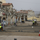 Diversos operaris treballen aquests dies en la remodelació del passeig de les Garrigues, una de les principals obres per millorar la imatge de la localitat.