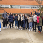 Els estudiants de l’Institut Maria Rúbies, celebrant el seu èxit en el concurs de la campanya #usatuvoto.