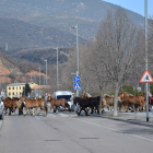 Els cavalls travessant ahir un carrer de la urbanització de l’Horta del Valira de la Seu d’Urgell.