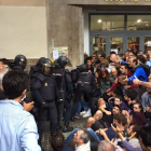 Agents de la Policia carreguen en un institut de Barcelona l’1-O.