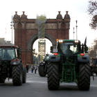 Els tractors ahir quan anaven al Parlament, on representants dels pagesos es van reunir amb la presidenta i els grups polítics.