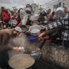 Els palestins de Rafah s’agrupen per rebre menjar de les agències d’ajuda internacionals.