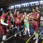 Els jugadors del Balàfia celebren el triomf contra el CN Sabadell.