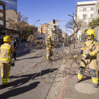 Els bombers retirant un arbre al carrer Balmes de Lleida ciutat.