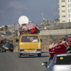 Civils fugint de Rafah, al sud de la Franja de Gaza, davant de l’imminent atac.