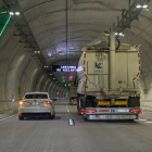 Dos camions i un cotxe circulant dijous per l’interior del túnel del coll de Lilla.