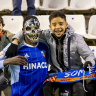 Musa celebra el triomf amb un nen i la seua màscara de Carnaval.