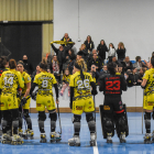 Jugadores del Vila-sana saluden l’afició dissabte a Fraga.