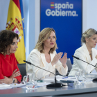 La portaveu del Govern, Pilar Alegría, flanquejada per María Jesús Montero i Yolanda Díaz el dia 6.