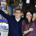 Alberto Núñez Feijóo, ahir amb la secretària general del PP gallec, Paula Prado, en un míting a Noia.