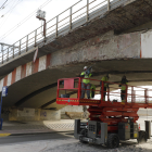 Retirada de material degradat de bona part del pont del ferrocarril